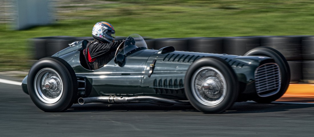 Így üvölt egy hetvenéves F1-es versenymotor