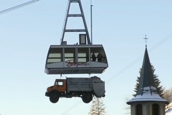 A falu, ahová a kukásautó is sífelvonóval jár