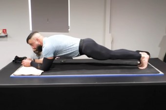 9 és fél óráig támaszkodott a karján, rekordot döntött