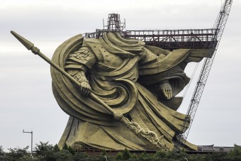 Elkészült a világ legnagyobb bronzszobra, de volt vele egy kis gond