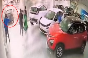 Már az átvételnél összetörte vadonatúj autóját