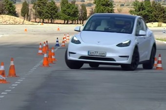 Szupersportkocsikat felülmúlva manőverezik a Tesla Model Y