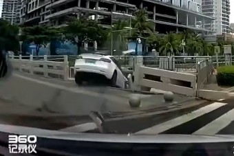 Nem adták meg az elsőbbséget, a folyóban landolt a Tesla