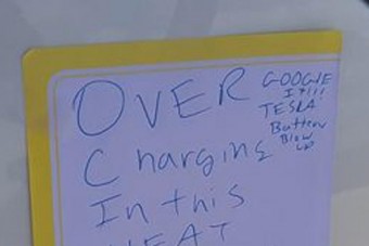 Erős figyelmeztetéssel hagytak cetlit egy Teslán