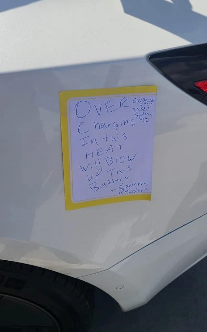 Erős figyelmeztetéssel hagytak cetlit egy Teslán 1