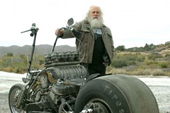 Ha halálközeli élményt akarsz egy V8-as motorba kapaszkodva, keresd ezt a szakállas figurát