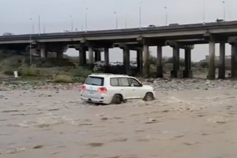 Mennyire kell hülyének lenni, hogy ezt műveld egy autóval?