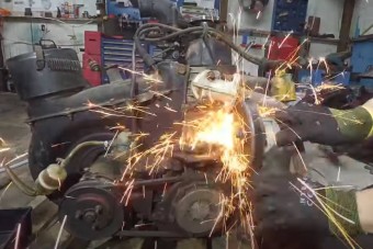 Egy Polski-Fiat felújítása is megérdemli a művészi szintű videót