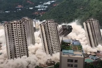 Egy robbantással bontottak le tizenöt toronyházat Kínában
