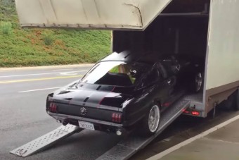 Kirúgta a vadló a pallót, avagy így ne szállítsunk Ford Mustangot