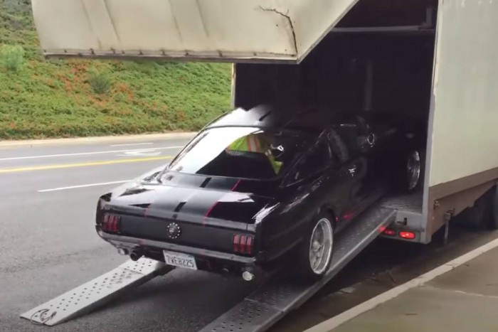 Kirúgta a vadló a pallót, avagy így ne szállítsunk Ford Mustangot