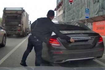 Rutinos szemétláda akcióban: levette a rendszámot, mielőtt szabálytalankodott