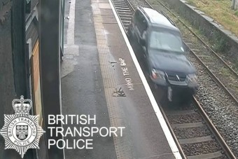 Meglepően kemény büntetést kapott a síneken haladó autós