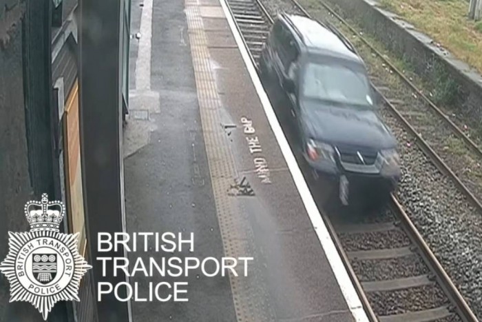 Meglepően kemény büntetést kapott a síneken haladó autós