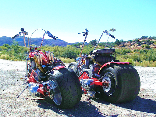 Ha halálközeli élményt akarsz egy V8-as motorba kapaszkodva, keresd ezt a szakállas figurát 3