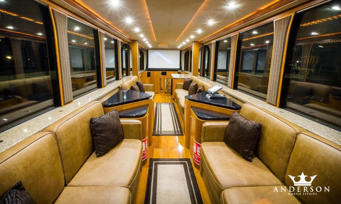 Belül a luxus netovábbja Will Smith lakóbusza 7