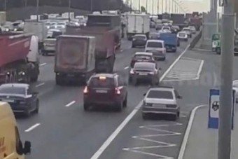 Utolsó vérig előzte a sort a tolakodó autós, komoly csattanás lett a vége