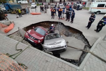 Megnyílt a föld Szibériában, több autót elnyelt