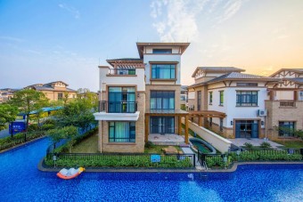 Utcaként tekereg a medence a házak között