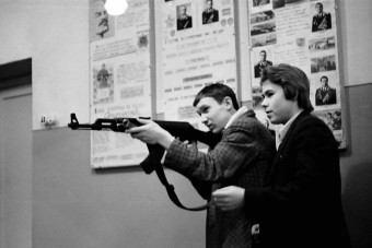 Katonai alapismereteket is tanultak régen a szovjet diákok a suliban