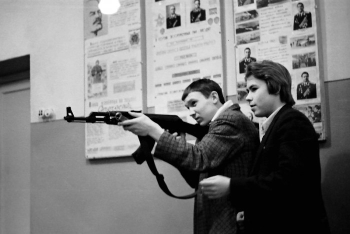 Katonai alapismereteket is tanultak régen a szovjet diákok a suliban