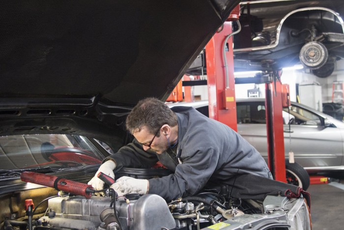 Ezer sebből vérzik a frissen vásárolt használt autó, ki fizeti a javítást? 1