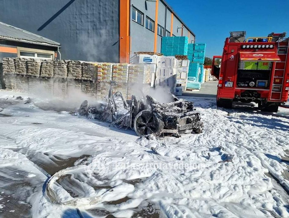 Hamuvá égett töltés közben egy elektromos autó Székesfehérváron 1