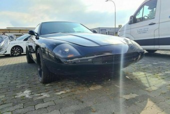 Két formás 90-es évekbeli kupéból így lesz egy rút