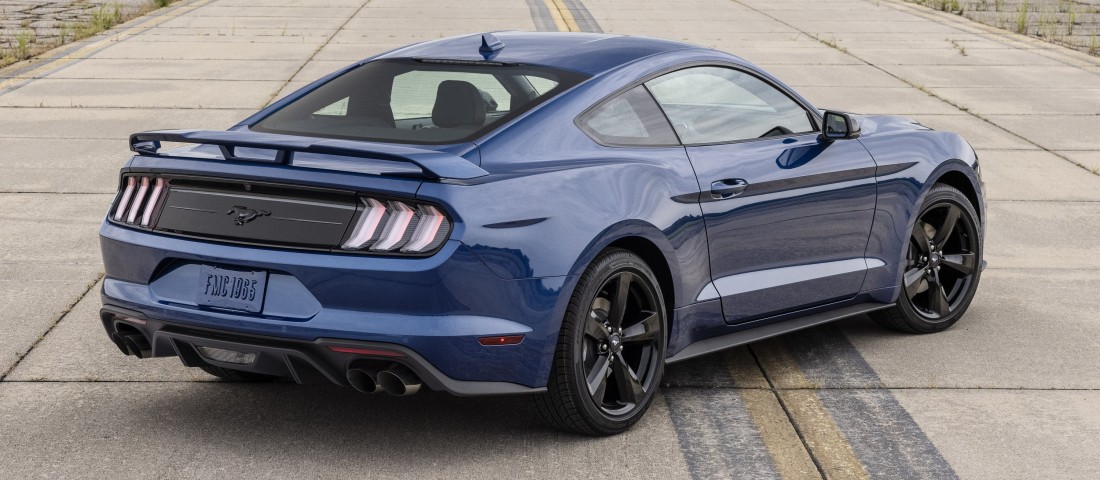 A Ford Mustang is átáll a sötét oldalra