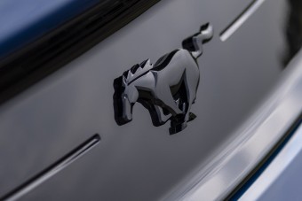 A Ford Mustang is átáll a sötét oldalra