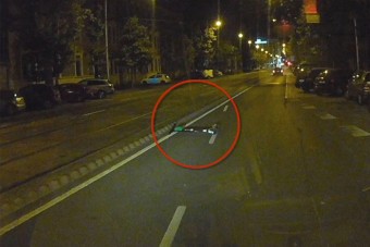 Útra hajított rolleren hajtott át egy autós Budapesten