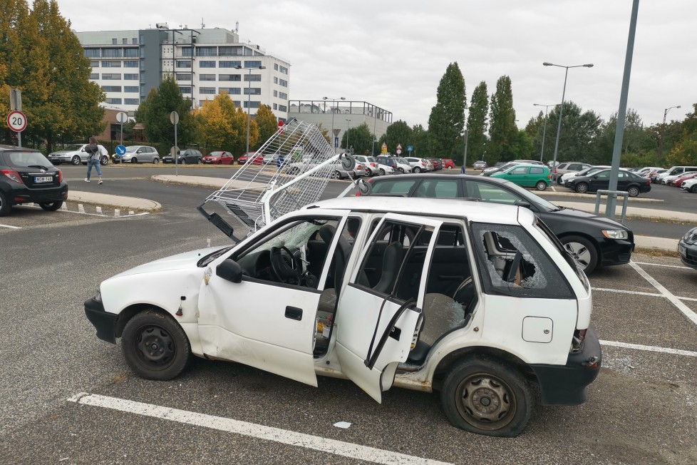 Bevásárlókocsit állítottak egy Suzuki szélvédőjébe Budán 2 Bevásárlókocsit állítottak egy Suzuki szélvédőjébe Budán 2