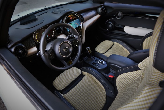 Feltámadás. Második rész – MINI Cooper SE 7