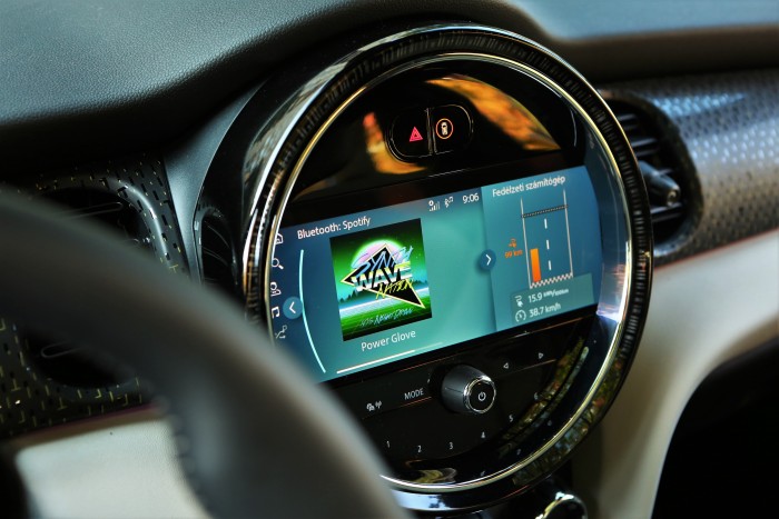 Feltámadás. Második rész – MINI Cooper SE 8