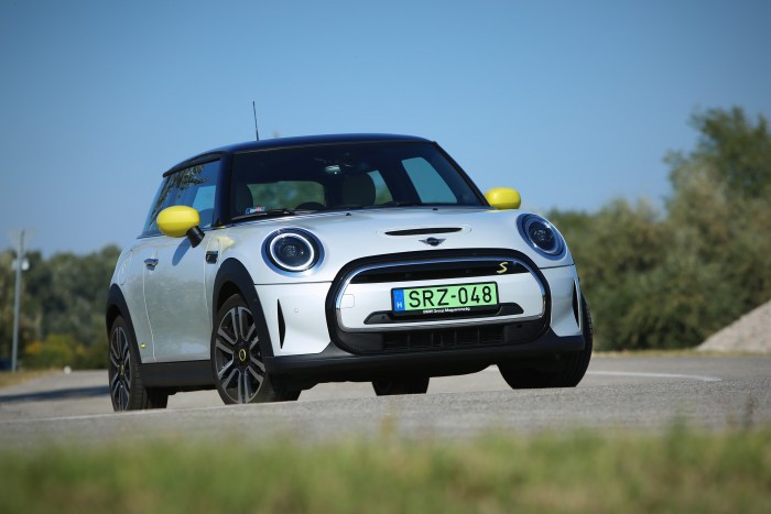 Feltámadás. Második rész – MINI Cooper SE 10