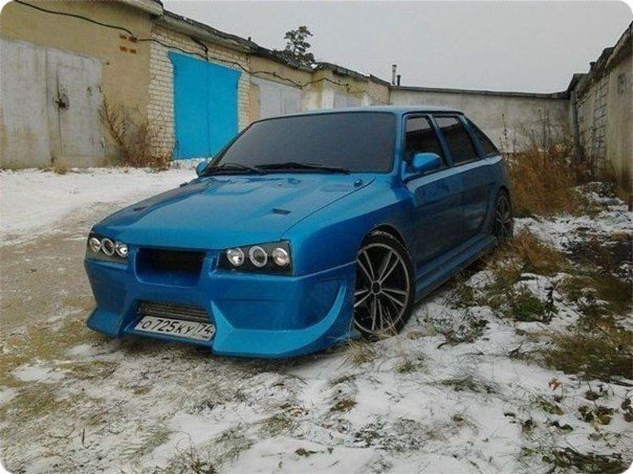 “Helló Need for Speed!” – kiabálja a szénné tuningolt Izs-2126 2