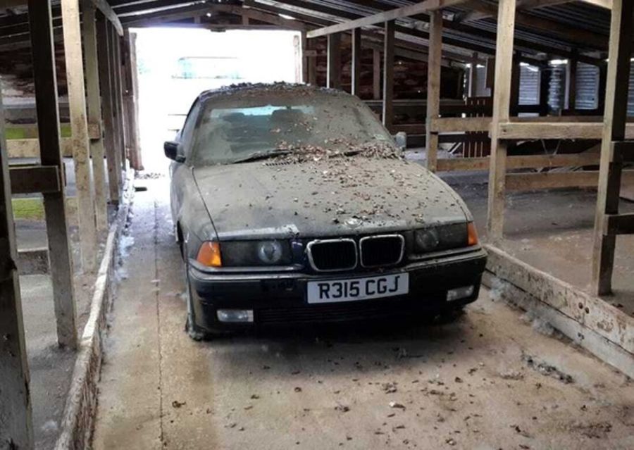 10 évig pihent csirkeszarban ez a szerencsétlen, hathengeres BMW 1