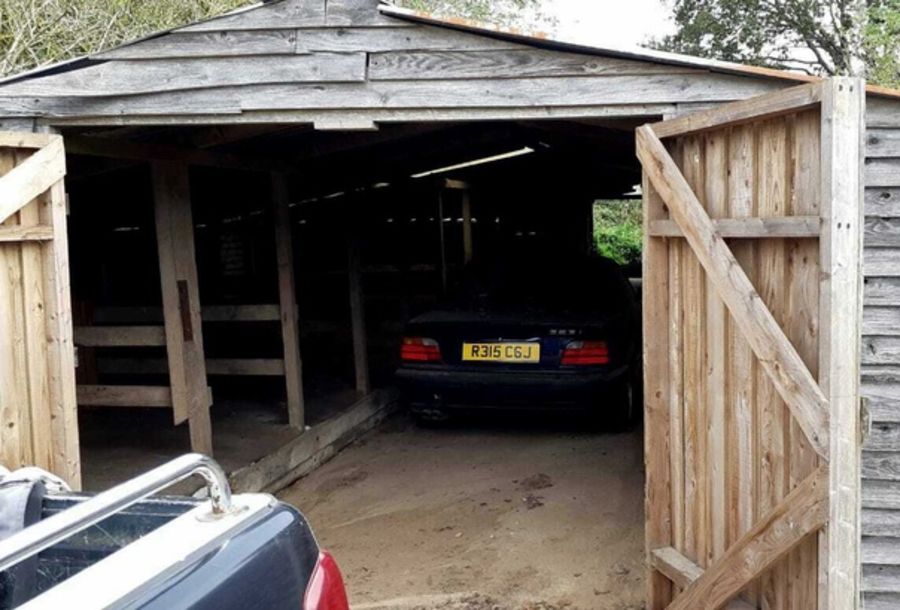 10 évig pihent csirkeszarban ez a szerencsétlen, hathengeres BMW 2