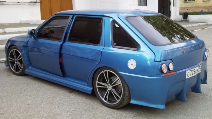 “Helló Need for Speed!” – kiabálja a szénné tuningolt Izs-2126 5