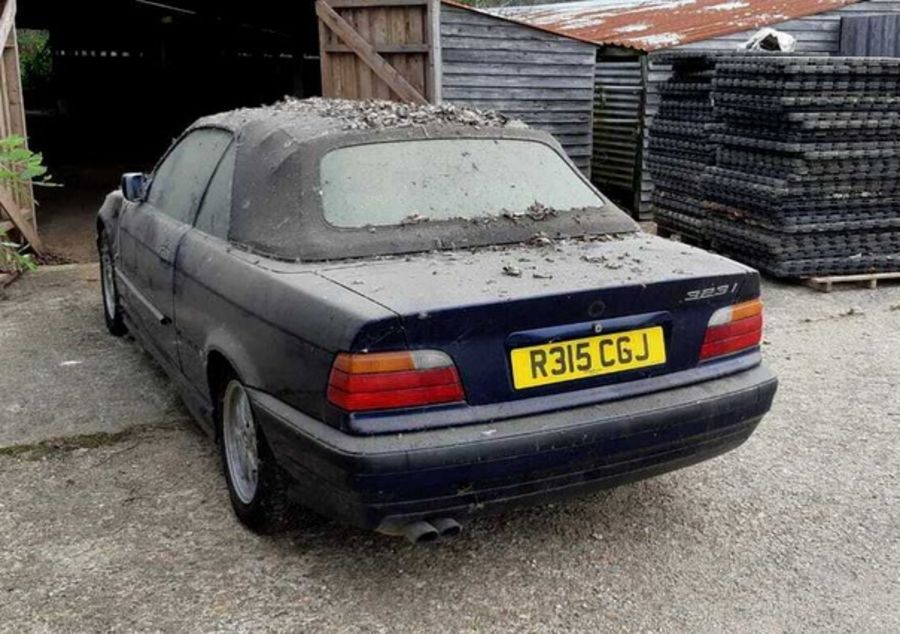 10 évig pihent csirkeszarban ez a szerencsétlen, hathengeres BMW 4