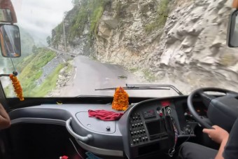 Így csapat egy buszsofőr a Himalája egyik csodás, de veszélyes hegyi útján