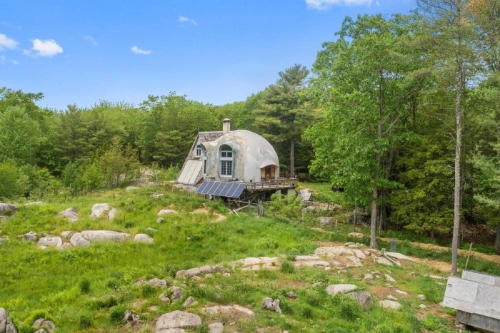 Kívülről barátságtalan betonbunker, belül hangulatos hobbit-lak