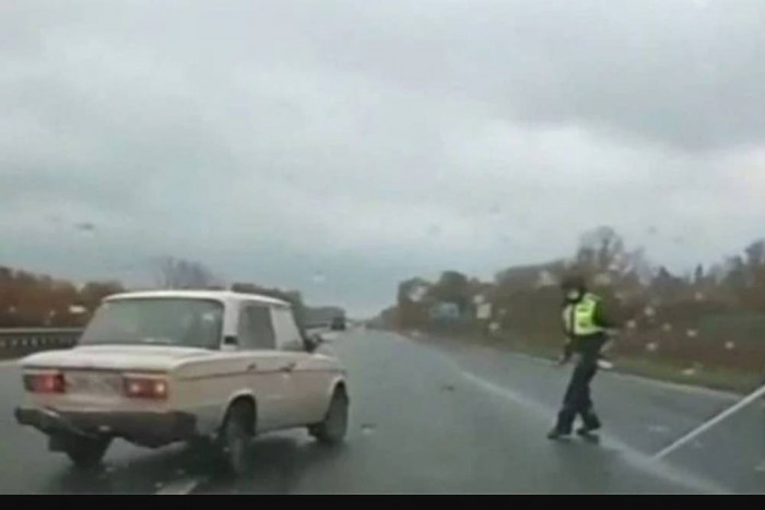 Egy forgalmas út mellett állni nem életbiztosítás, még a rendőrségnek sem
