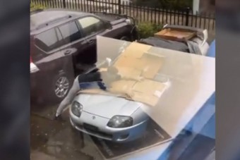 Testével védte szeretett Toyota Supráját a jégesőtől a tulaj