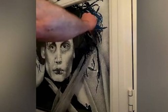 Műhóval készít félelmetesen jó portrékat egy művész