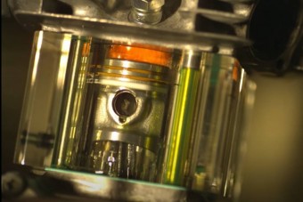 Ez történik egy belső égésű motorban, amikor nyomod a gázt