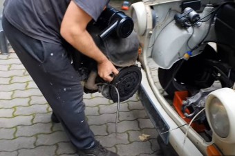 Nyolc perc alatt kapja ki egy tapasztalt trabantos a motorblokkot
