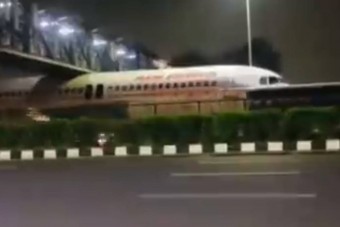 Híd alá szorultak egy repülővel Indiában