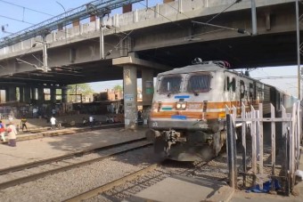 Lazán sétálnak a síneken, közben 150-nel jön az expresszvonat