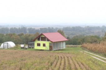 Kacsalábon forgó házat épített feleségének egy boszniai nyugdíjas 